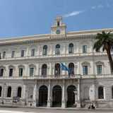 Da qui possiamo ammirare alla nostra sinistra il grandioso e prezioso Palazzo dell�Ateneo, sede dell�Universit� barese che col suo prospetto color crema � presente in citt� dal 1890